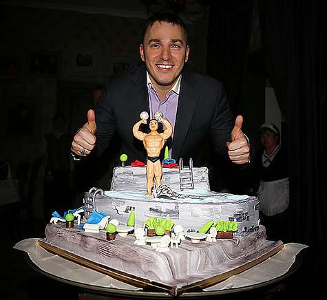 Олег Яковлев подарил Кириллу Андрееву шикарный торт. Фото: материалы пресс-служб.