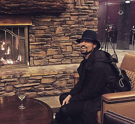 Bilanofficial: «Немного вестерна ! Думал отличился, но в стейк хаусе а-ля охотничий домик я затерялся в толпе ковбойских шляп». Фото: Instagram.com/bilanofficial.