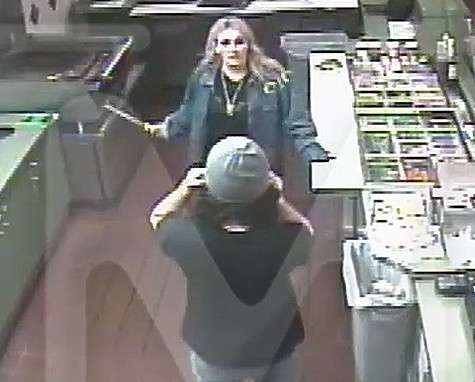 Защищая друга, Джейми Лиин Спирс схватила нож и начала угрожать им дерущимся. Фото: www.youtube.com. Защищая друга, Джейми Лиин Спирс схватила нож и начала угрожать им дерущимся. Фото: www.youtube.com.