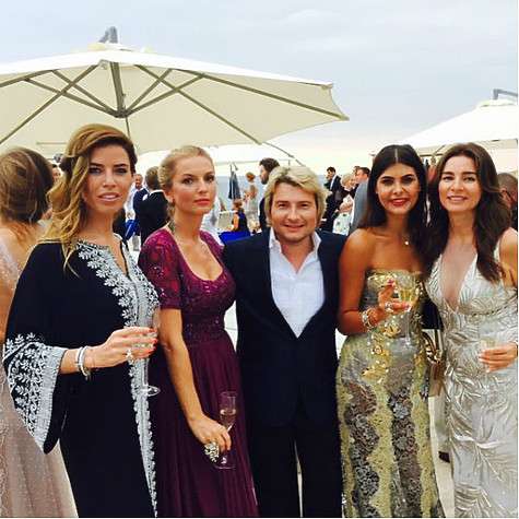 Николай Басков, как обычно, окружил себя прекрасными дамами. Фото: социальные сети