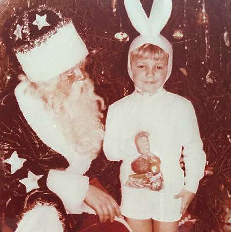 Как и все советские дети, Василий читал в костюме зайчика Деду Морозу стихи. Фото: Instagram.com.