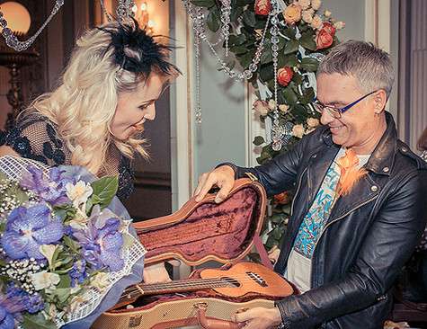 Роман Будников подарил Анне миниатюрную гитару. Фото: материалы пресс-служб.