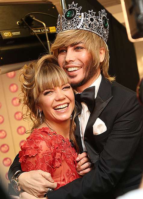 Сергей Зверев тоже пришел на церемонию в короне.