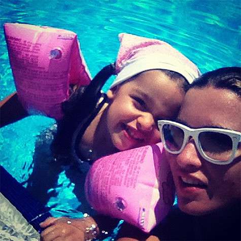 Ксения Бородина с дочкой на отдыхе. Фото: Twitter.com.