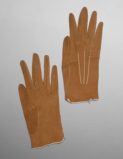 Экспонат выставки - перчатки Елизаветы Алексеевны.
