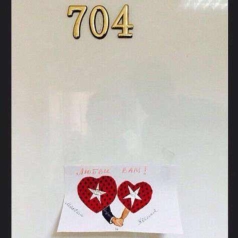 Такую открытку супруги нашли на двери. Фото: социальные сети