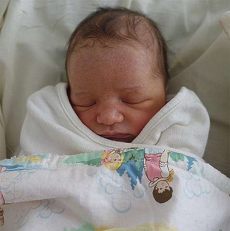 Мила Йовович поделилась снимком новорожденной дочери Дэшиел Идан. Фото: Instagram.com/millajovovich.