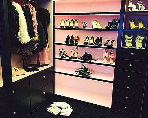 Алена Водонаева гордится своей необычной гардеробной. Фото: Instagram.com/alenavodonaeva.