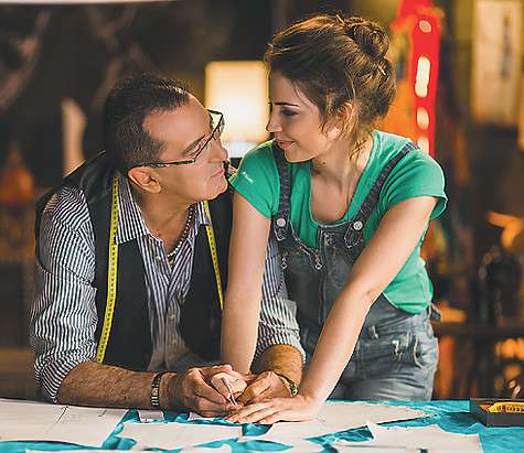 По сюжету клипа Александр Буйнов играет кутюрье, который ищет себе девушку-подмастерье. Однако во время собеседования с кандидатками он встречает свою музу. И благодаря вспыхнувшему чувству создает невероятно красивое бархатное платье. Фото: материалы пре По сюжету клипа Александр Буйнов играет кутюрье, который ищет себе девушку-подмастерье. Однако во время собеседования с кандидатками он встречает свою музу. И благодаря вспыхнувшему чувству создает невероятно красивое бархатное платье. Фото: материалы пре