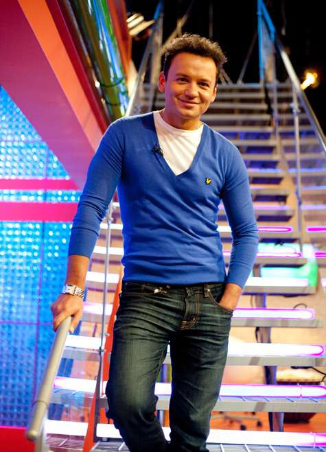 У Александра есть личный секрет хорошего настроения – смешное стихотворение для чтения перед зеркалом, которое ему подарила Марина Неелова.