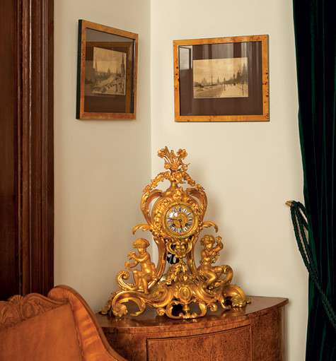 Ретроуголок: раритетные часы, приобретенные супругом Елены, рядом со старинными фотографиями Москвы. Фото: Сергей Козловский.
