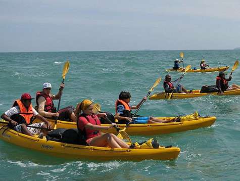 В свободное от учебы время скучать тоже не приходится. На фото: поход на каяках, наша дочь – на переднем плане.