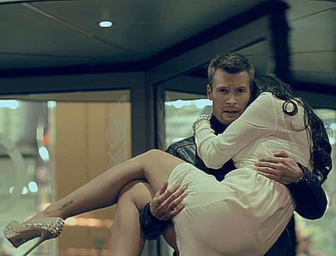 В клипе герой Николая Демидова врывается в номер к героине Евы и спасает ее от жестокого ухажера. Фото: материалы пресс-служб.