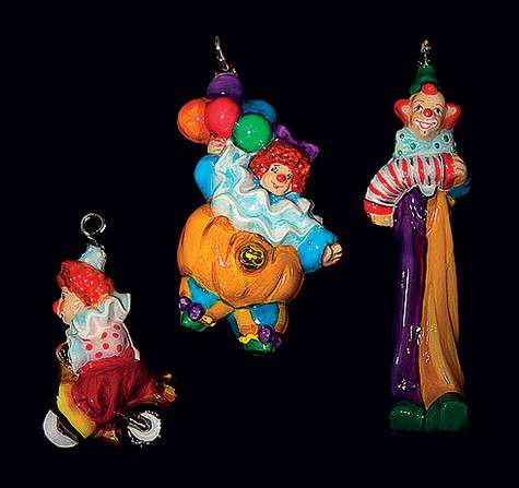 Елочные игрушки в виде милых арлекино Александру преподнесли на Рождество. Фото: Мигель.