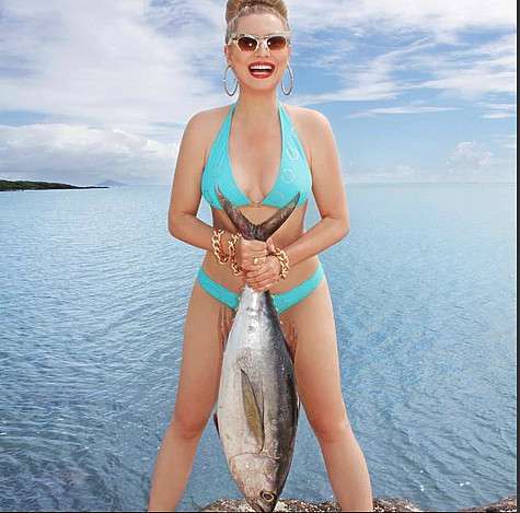 Поклонники светской львицы пытались разглядеть на фото в купальнике хоть какой-то намек на ее беременность, но ничего не обнаружили. Фото: материалы пресс-службы