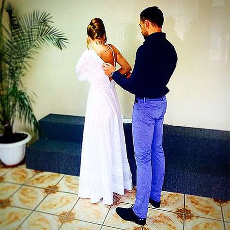 «Он раздел ее прямо в ЗАГСе», - так Слава подписала этот снимок. Фото: Instagram.com/babaslavka.