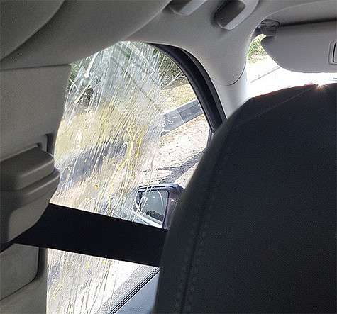 Такси, в котором ехала Кортни Лав, забросали яйцами и разбили в нем стекла. Фото: Instagram.com/courtneylove.