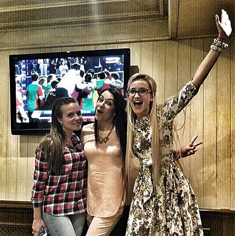 Ольга Бузова всегда активно болеет за Дмитрия Тарасова. Фото: Instagram.com/buzova86.