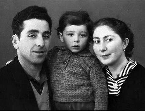 Гриша вместе со своими родителями. Середина 60-х, Сочи. Фото: Instagram.com.