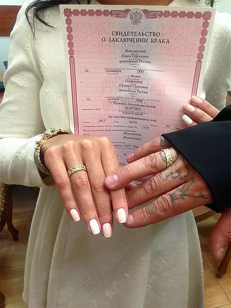 Молодожены показали свидетельство о браке. Правда, девичью фамилию новоиспеченной жены Клима Поплавского на нем трудно разобрать. Фото: Facebook.com/yana.poplayskaya.