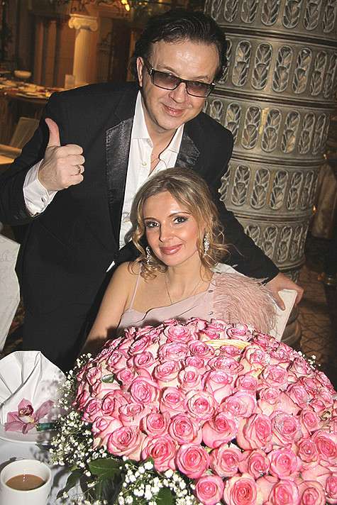 На десятую годовщину свадьбы Роме Жукову и его жене подарили огромные букеты розовых роз. Фото: материалы пресс-служб.
