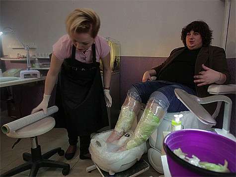 В одном из выпусков участник шоу открыл для себя педикюр с обертыванием... капустными листьями. Фото: материалы пресс-служб. В одном из выпусков участник шоу открыл для себя педикюр с обертыванием... капустными листьями. Фото: материалы пресс-служб.