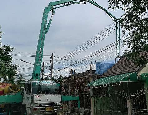 Раньше у наших домов даже крыша была общая. Поэтому было ощущение, будто стройка идет в соседней комнате.