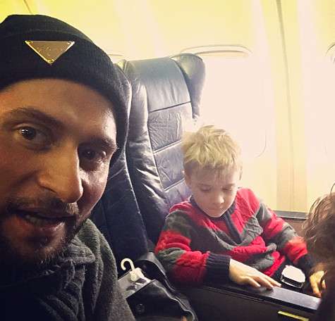 Музыкант и двое его сыновей улетели на новогодние каникулы в Грузию. rakli_music: «Пирцхалавы в сборе! К вылету в Тбилиси готовы!» Фото: Instagram.com.