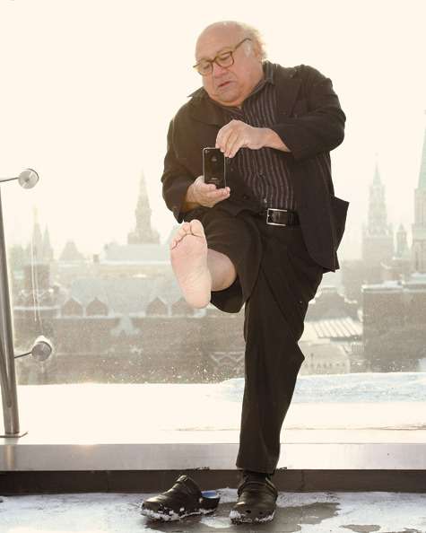 Дэнни Де Вито, куда бы ни приехал, всегда фотографирует свою босую ступню, которую называет Тролль-нога, на телефон, а снимок потом выкладывает в свой Твиттер. Фото: Геннадий Авраменко