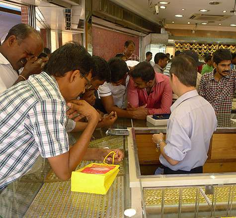 В индийском районе Сингапура – своя жизнь: местные мужчины устроили настоящую давку в магазине золотых изделий. Женщинам здесь не место!