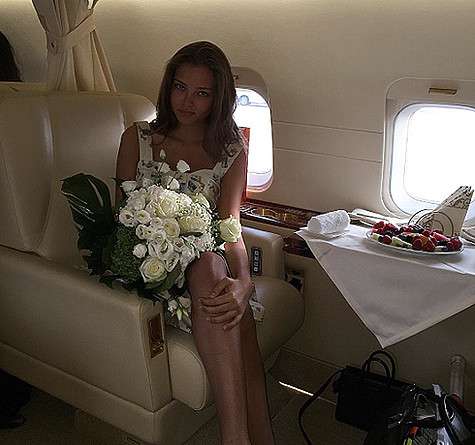 Опубликовав этот снимок из самолета, Кафельникова сообщила, что возвращается в Москву с отцом и Никитой Новиковым. Фото: Instagram.com/lesyakaf.