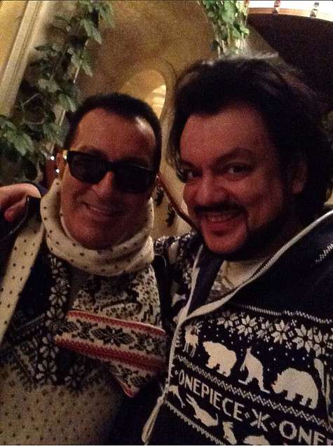 На праздничный вечер к Алле Борисовне и Максиму Галкину Буйнов и Киркоров пришли в рождественских свитерах. Фото: социальные сети