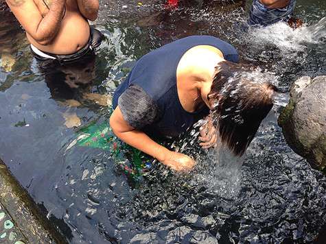 Сначала нужно поблагодарить воду, высказать свою просьбу, а потом окунуть голову под ледяные струи.