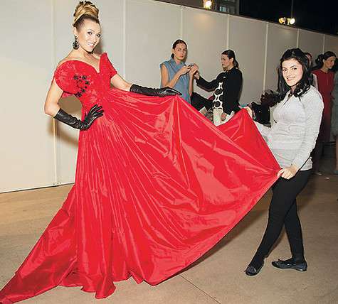 Анжелика Агурбаш стала музой коллекции «Вдохновение» Элеоноры Шауловой (на фото: справа). Фото: материалы пресс-служб.