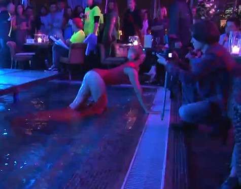 Вынырнув из бассейна, девушка грациозно продолжила танец. Фото: материалы пресс-служб.