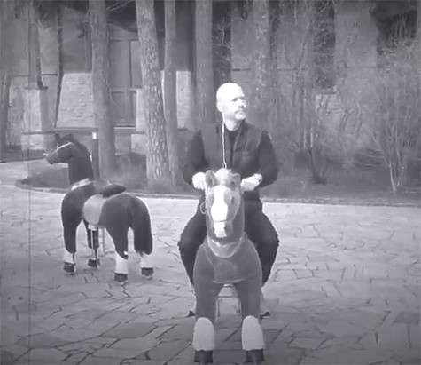 Режиссер Федор Бондарчук решил оседлать игрушечную лошадку. Фото: Instagram.com.