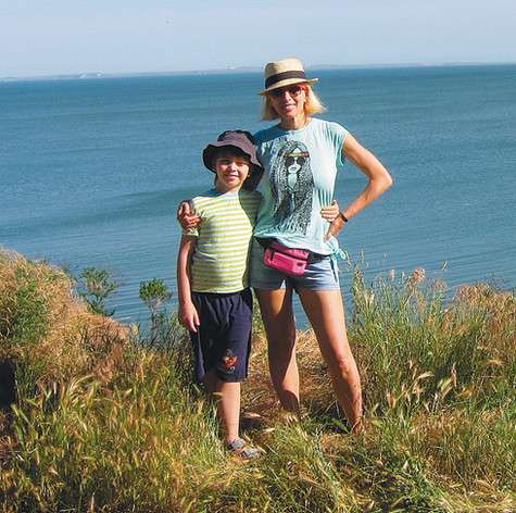 Все лето Алена вместе с сыном Гришей проводит на море в родной Керчи, где два года назад купила домик. Фото: материалы пресс-служб.