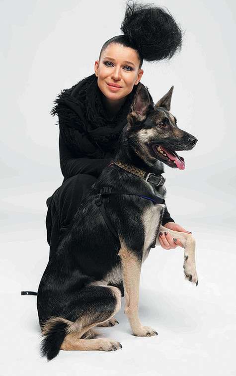 Певица Елка и овчарка Марта. Фото: Ирина Амэ. Певица Елка и овчарка Марта. Фото: Ирина Амэ.