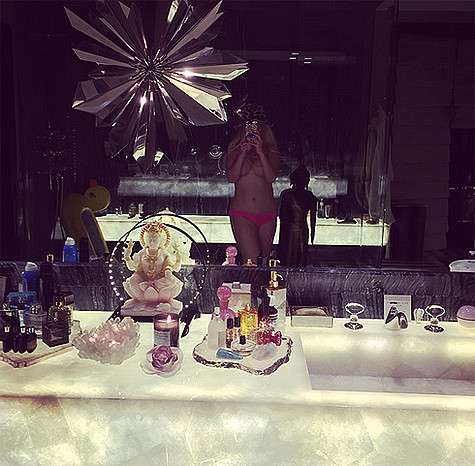 Кристина Агилера пообещала, что этот снимок - лишь начало ее будущих откровений. Фото: Instagram.com/xtina.