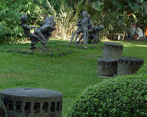 Местные парки выглядят очень уютно.