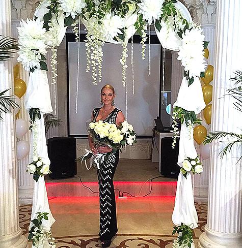 А еще Анастасия удивила присутствующих свадебной аркой, которую зачем-то заказала на день рождения дочери. Фото: Instagram.com/volochkova_art.