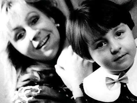 «Я была окутана лаской, нежностью, чувствовала, что я у нее на первом месте». Маленькая Настя с мамой. Фото: личный архив Анастасии Голуб.