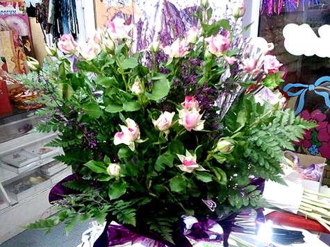 Праздничная композиция из кустовой розы