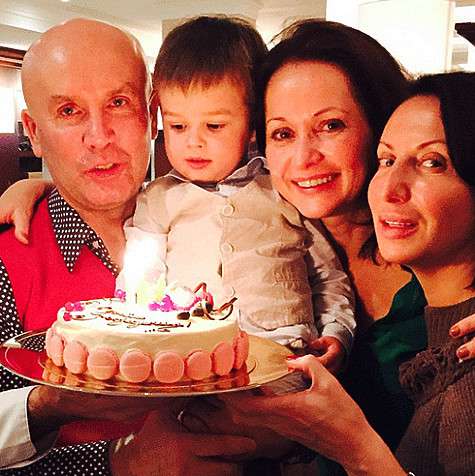 Alika_smekhova: «Поздравляем Колю с днем рождения, сын и мой крестный Виктор и жена Ольга Кабо - моя подруженция!». Фото: Instagram.com/alika_smekhova.
