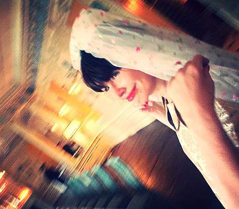 Невеста на своем девичнике выглядела очень счастливой и постоянно улыбалась. Фото: Instagram.com.