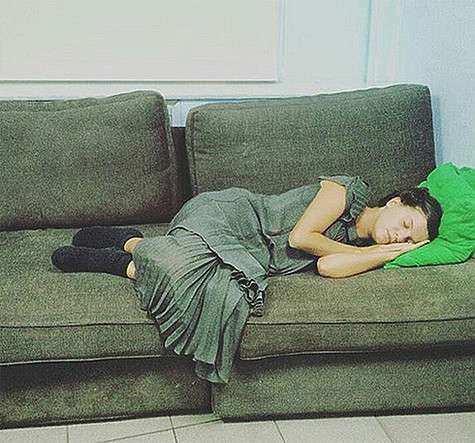 Заболевшая Агния Кузнецова перед выходом на сцену отлеживалась на диванчике в гримерке. Фото: Instagram.com/agniaofficial.