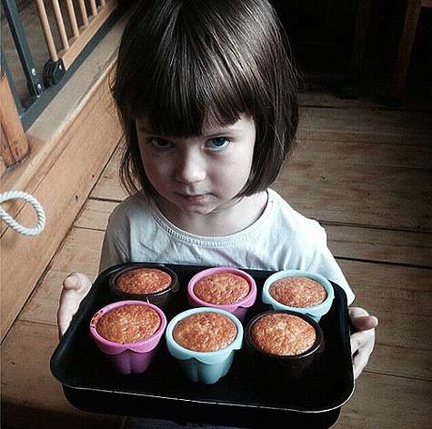 Дочь Павла Деревянко испекла ему кексики. Фото: Instagram.com.