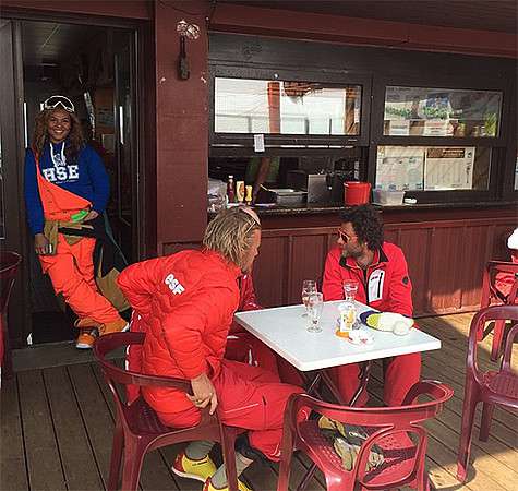 «Нашли место, где много красивых мускулистых парней и все - красного цвета». Фото: Instagram.com/lenaleninaofficial.