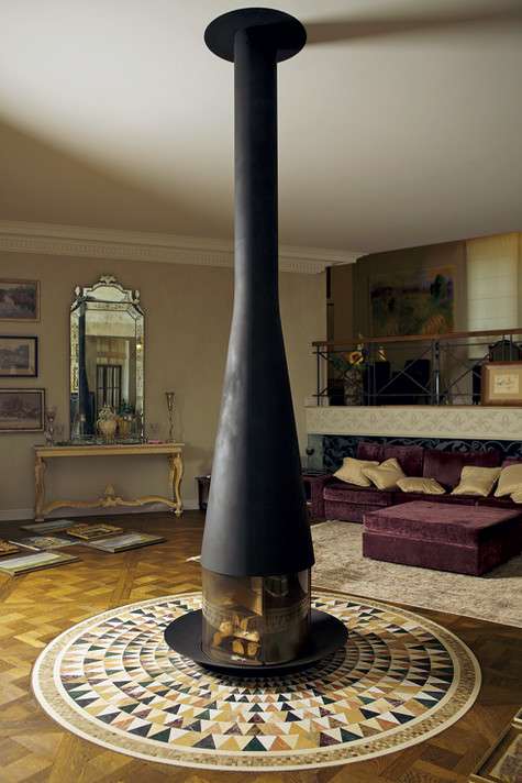 Черный камин расположился прямо посреди гостиной. Когда его зажигают, он согревает всю комнату. Фото: Сергей Козловский.