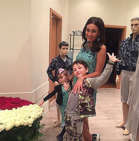 Поздравили маму и шестилетний сын Дмитрий с четырехлетней Миланой. Фото: Instagram.com/innazhirkova.
